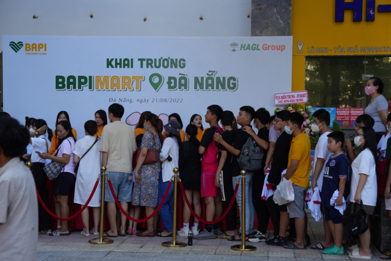 Người Đà Nẵng xếp hàng rồng rắn xem HLV Kiatisak cùng các cầu thủ nổi tiếng trổ tài đầu bếp -1