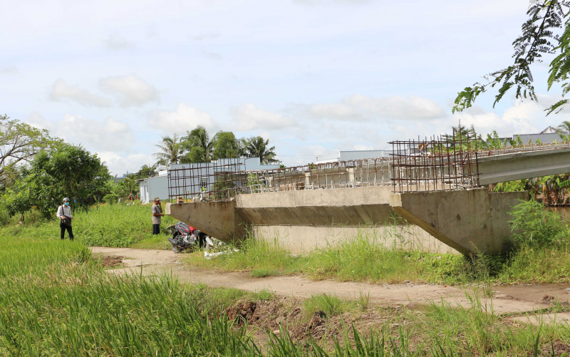 Cầu xây hơn 3 năm chưa xong, tiềm ẩn nguy cơ tai nạn giao thông -0