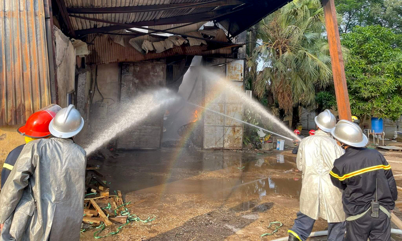 Hà Nội: Cháy nhà xưởng đang bị đình chỉ vi phạm phòng cháy chữa cháy -0