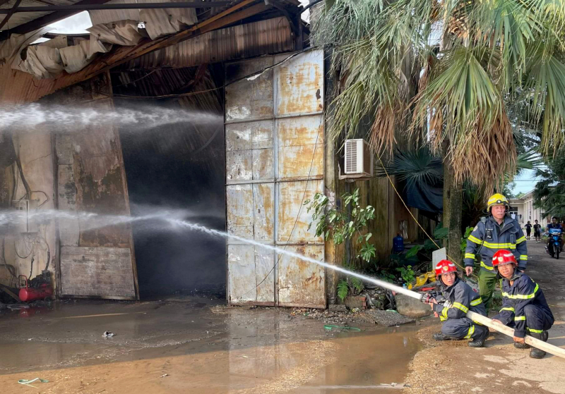 Hà Nội: Cháy nhà xưởng đang bị đình chỉ vi phạm phòng cháy chữa cháy -0