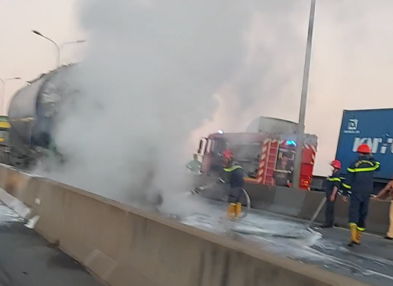 Ùn tắc cầu Phú Mỹ vì xe bồn bốc cháy ngùn ngụt -0