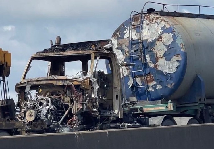 Ùn tắc cầu Phú Mỹ vì xe bồn bốc cháy ngùn ngụt -0