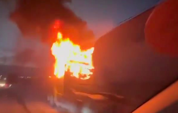 Ùn tắc cầu Phú Mỹ vì xe bồn bốc cháy ngùn ngụt -0