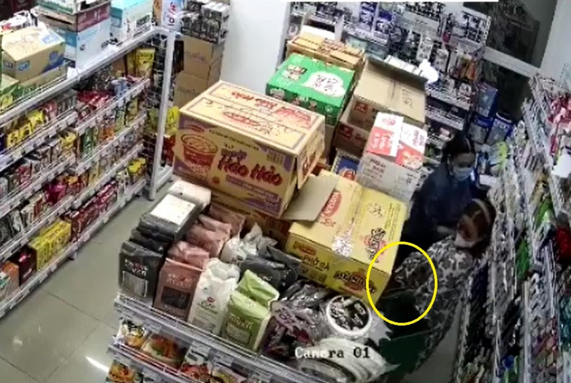 2 nữ quái vén váy giấu tài sản trộm từ các cửa hàng tiện lợi -0