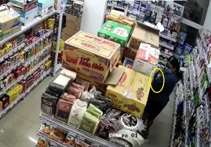 2 nữ quái vén váy giấu tài sản trộm từ các cửa hàng tiện lợi -0