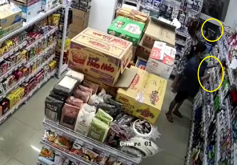 2 nữ quái vén váy giấu tài sản trộm từ các cửa hàng tiện lợi -0