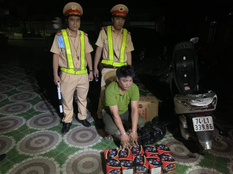 Đêm khuya chở pháo đi bán thì gặp Công an -0