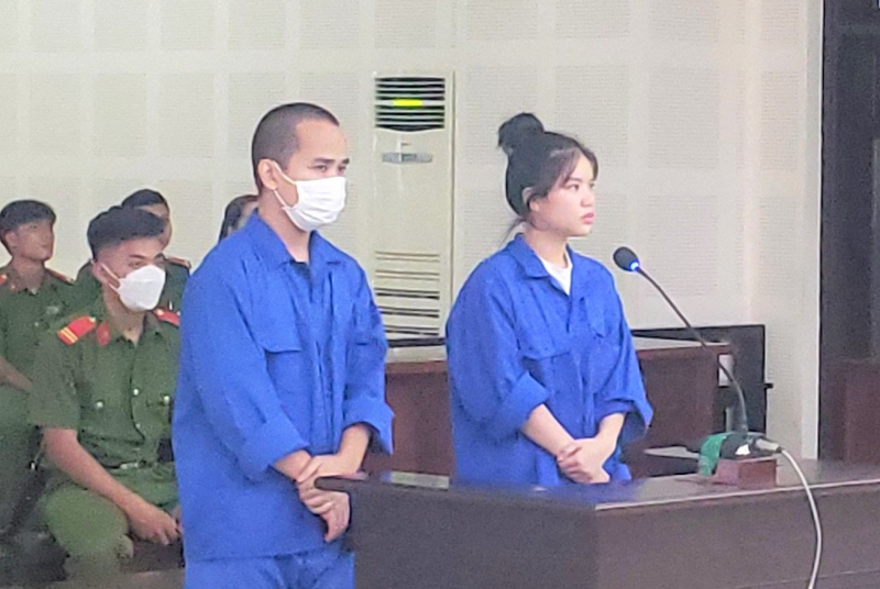 Cặp đôi phiên dịch hối hận vì tham tiền của người nước ngoài  -0