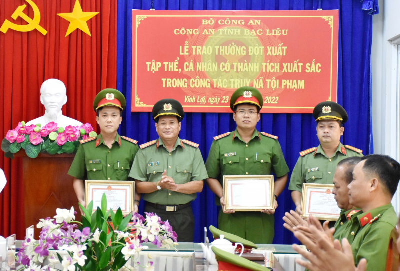 Khen thưởng đột xuất tập thể, cá nhân có thành tích trong truy nã tội phạm -0