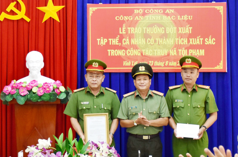 Khen thưởng đột xuất tập thể, cá nhân có thành tích trong truy nã tội phạm -1