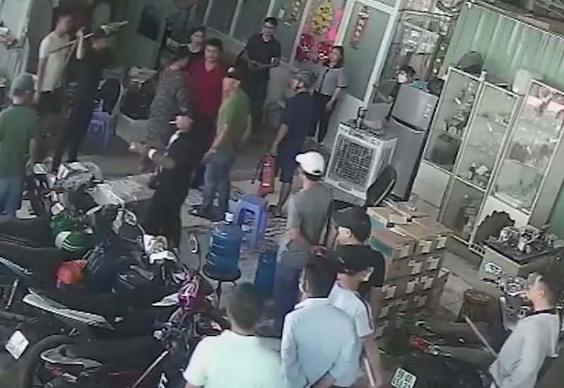 Mâu thuẫn thuê mặt bằng, hàng chục đối tượng cầm hung khí đe dọa, đánh người thuê -0