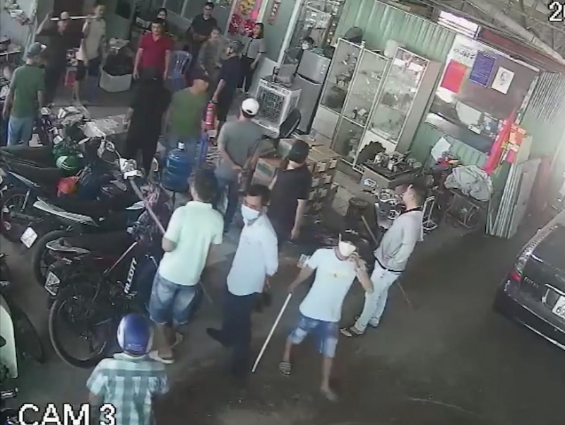 Mâu thuẫn thuê mặt bằng, hàng chục đối tượng cầm hung khí đe dọa, đánh người thuê -1