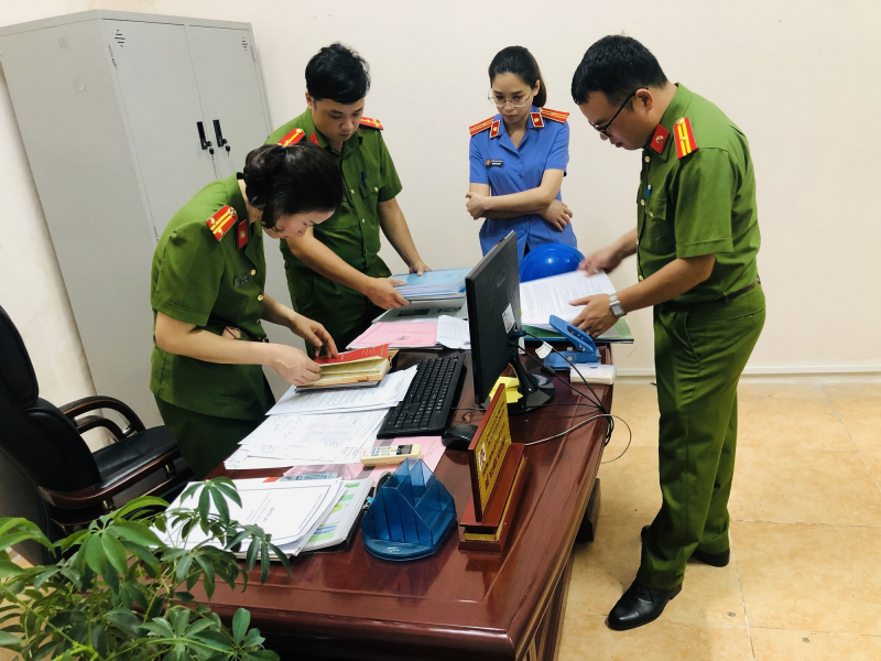 lực lượng chức năng tiến hành khám xét khẩn cấp phòng làm việc của bế xuân khánh.jpeg -0