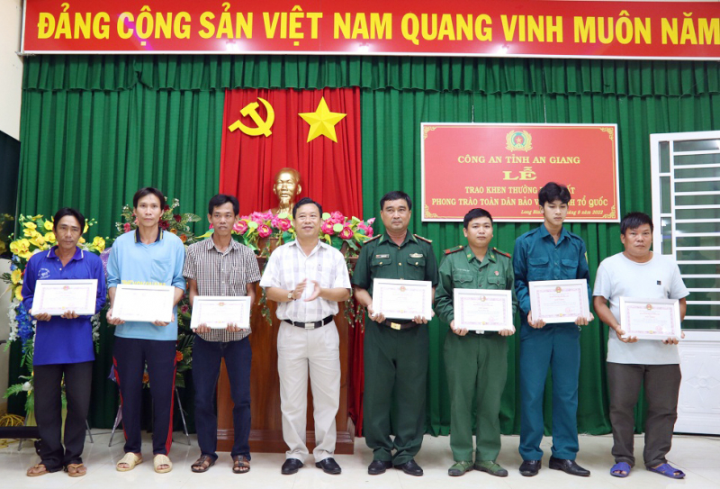 Khen thưởng 6 người dân dũng cảm cứu hàng chục người bơi qua sông trốn khỏi casino -0