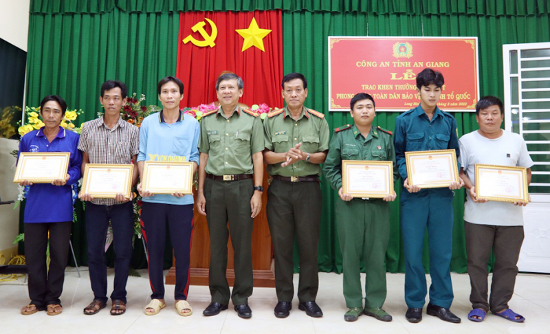 Khen thưởng 6 người dân dũng cảm cứu hàng chục người bơi qua sông trốn khỏi casino -0