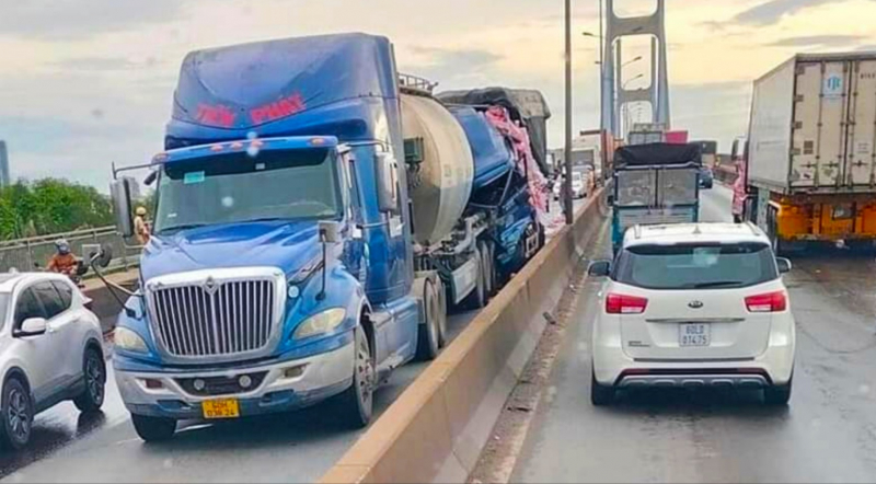 Va chạm với xe bồn, hàng ngàn lon nước ngọt “rửa” cầu Phú Mỹ -0