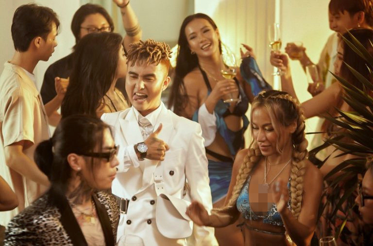 hình ảnh gợi cảm quá đà trong mv hula hula của huỳnh james và đạt g.jpg -0
