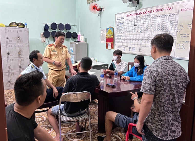 CSGT ngăn chặn kịp thời hai thiếu niên 16 tuổi bị dụ dỗ bỏ nhà đi tìm 