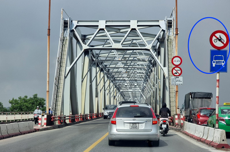 Cám cảnh xe máy dàn hàng trong làn ô tô trên cầu Chương Dương -0