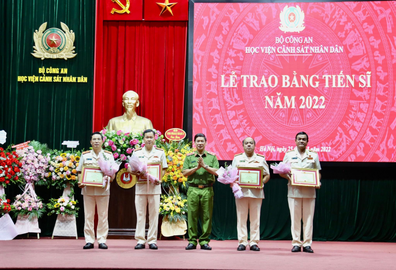 Học viện CSND trao bằng cho 40 tân tiến sĩ -0