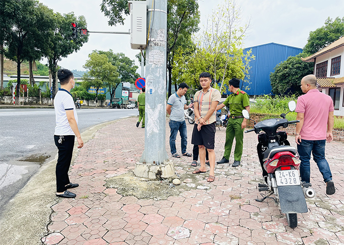 Tạm giữ đối tượng táo tợn cướp xe máy lúc rạng sáng -0