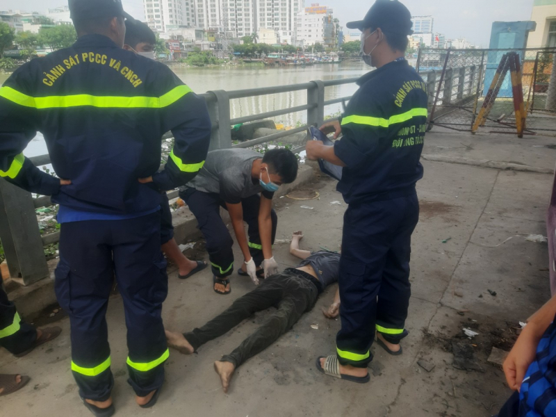 Lặn mò dưới Kênh Tẻ tìm kiếm người đàn ông mất tích -0