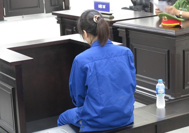 Biển thủ tiền công ty, nữ phụ trách bán vé lĩnh 5 năm tù -0