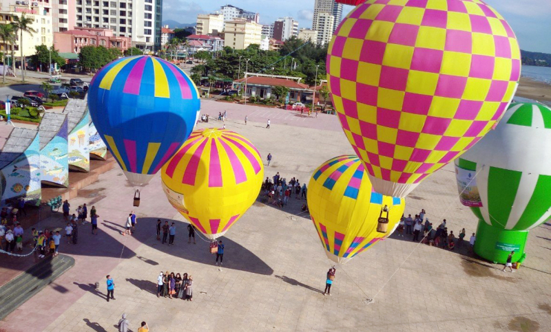 Khinh khí cầu: Đắm mình trong vẻ đẹp của thiên nhiên và cảm nhận trọn vẹn những khoảnh khắc tuyệt vời trong chuyến bay khinh khí cầu. Hãy xem những hình ảnh này và cảm nhận sự phấn khích tràn đầy từ trên cao.