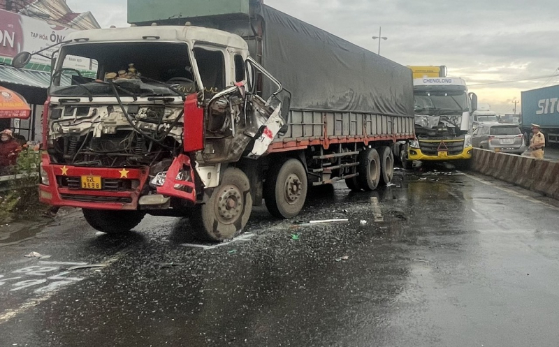 Tai nạn ở Tiền Giang, kẹt xe kéo dài tới Vĩnh Long -0