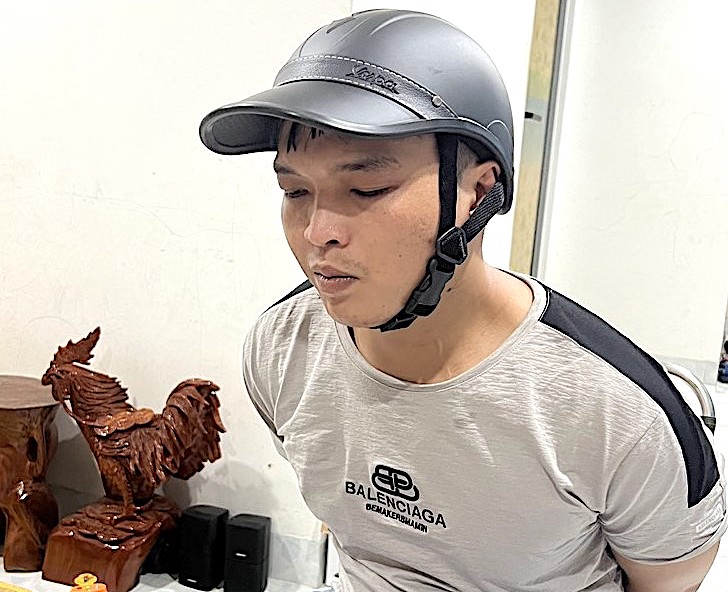 Bắt đối tượng thủ súng, chuyên bán ma túy cho người đồng hương -0