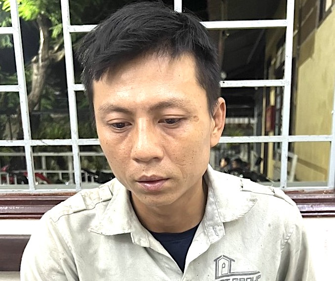 Bắt đối tượng thủ súng, chuyên bán ma túy cho người đồng hương -0