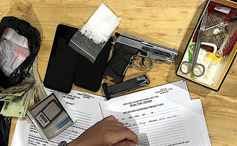 Bắt đối tượng thủ súng, chuyên bán ma túy cho người đồng hương -0