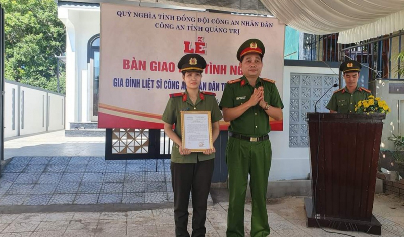 Bàn giao nhà tình nghĩa cho vợ liệt sĩ Công an nhân dân -0