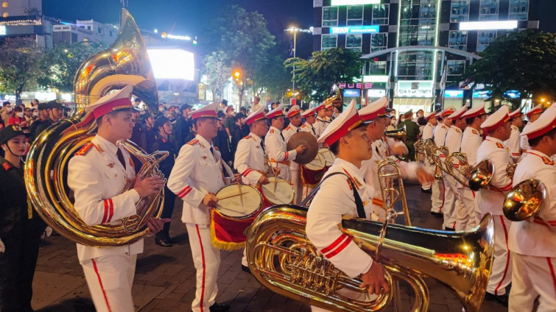 Nhiều màn biểu diễn đặc sắc từ Đoàn Nghi lễ CAND phục vụ nhân dân TP Hồ Chí Minh  -0