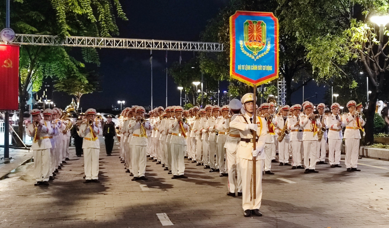 Nhiều màn biểu diễn đặc sắc từ Đoàn Nghi lễ CAND phục vụ nhân dân TP Hồ Chí Minh  -0
