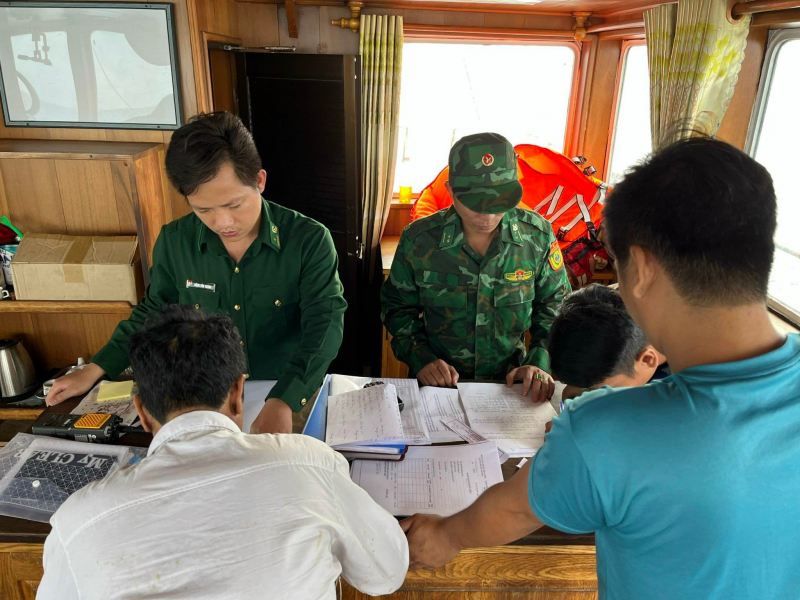 Bắt giữ vụ vận chuyển trái phép 100.000 lít dầu DO  -0