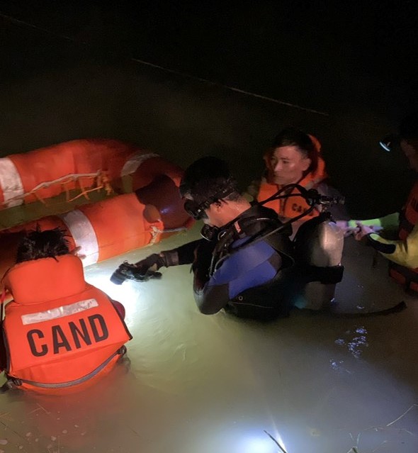 Trắng đêm tìm kiếm thi thể nạn nhân đuối nước -0