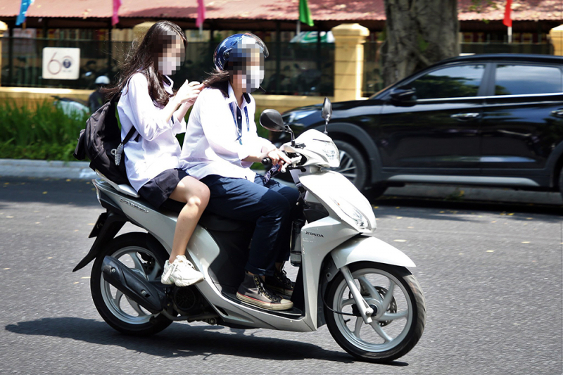 Lơ mơ về luật, học trò Hà Nội ngơ ngác khi bị CSGT thổi phạt -0