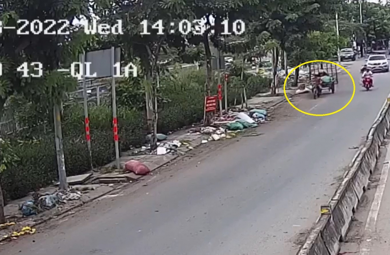Phạt 4 triệu, tịch thu xe lôi vì đổ trộm chất thải ra đường -0