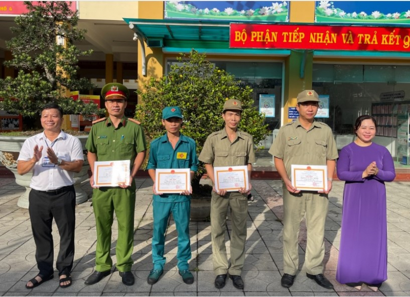 Phạt 4 triệu, tịch thu xe lôi vì đổ trộm chất thải ra đường -0