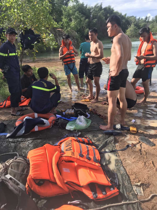 Trắng đêm tìm kiếm thi thể nạn nhân đuối nước -0