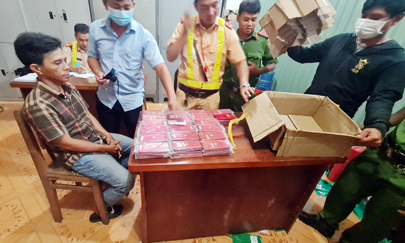 Điều tra mở rộng đường dây vận chuyển hơn 2.000 điện thoại Iphone nhập lậu -0