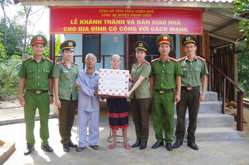 Bàn giao nhà tình nghĩa cho gia đình có công cách mạng -0