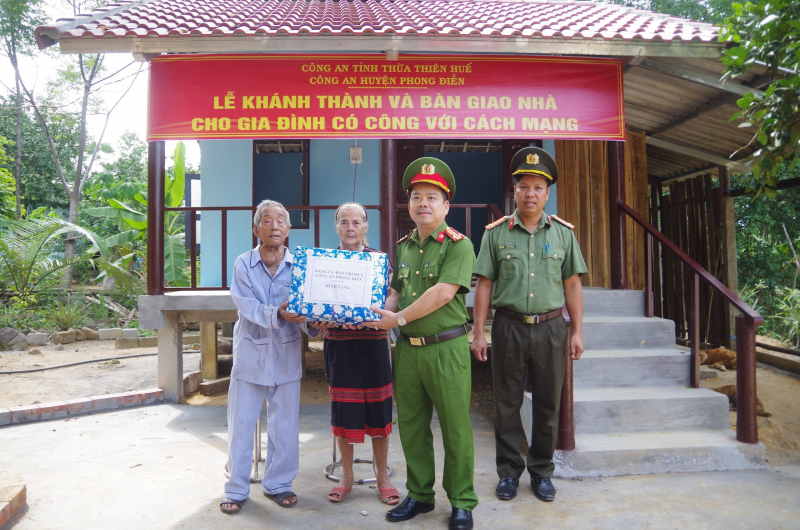 Bàn giao nhà tình nghĩa cho gia đình có công cách mạng -0