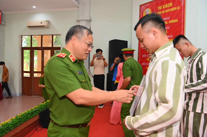 Trao căn cước công dân gắn chíp cho hơn 2.000 phạm nhân được đặc xá năm 2022 -0