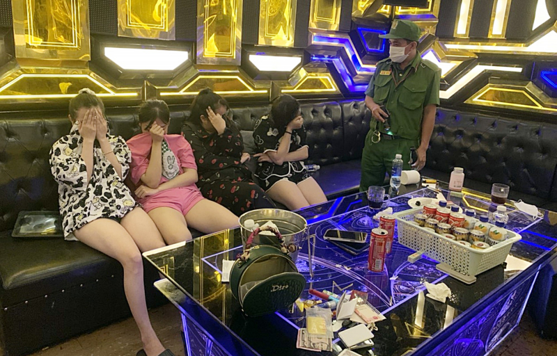 Phát hiện 8 nam, nữ phê ma túy trong quán karaoke KING 365 -0