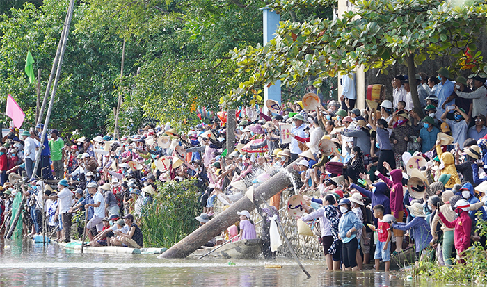 Rộn ràng nơi ăn Tết Độc lập đặc biệt -0
