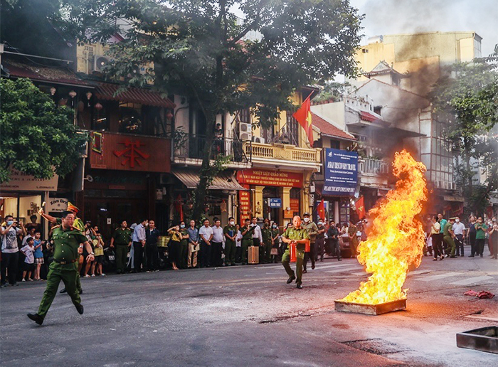 Tổ liên gia cùng nhau chữa cháy -1