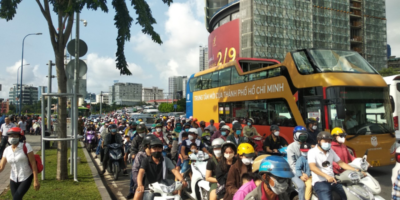 Khinh khí cầu đưa quốc kỳ 1.800m2 bay lên bầu trời tại TP Hồ Chí Minh -1