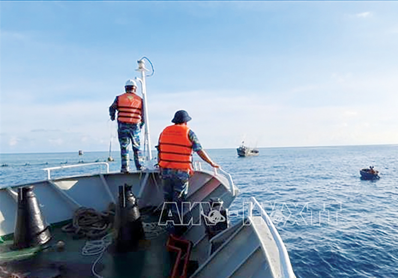 Cứu tàu cá Phú Yên bị mắc cạn tại khu vực đảo Sinh Tồn -0